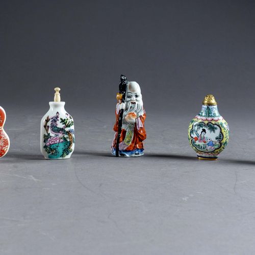 CHINE XXe siècle. 收集了五个鼻烟盒。景泰蓝和珐琅金属，珐琅铜，瓷器等。高度：约7厘米。状态: 无事故，无芯片。缺少一个塞子。