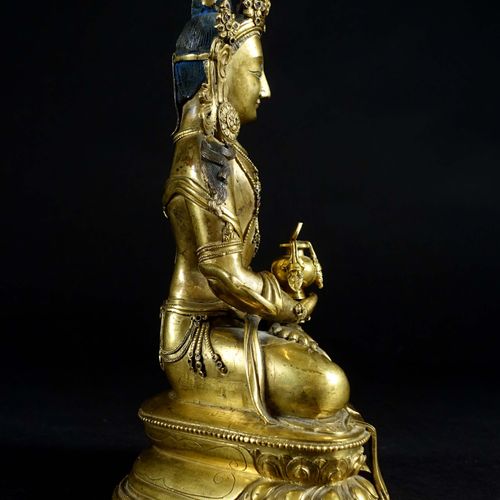 Bouddha Amitayus. La divinité est représentée assise en vajrasana, les mains joi&hellip;