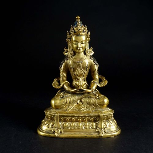 Bouddha Amitayus. La divinità è rappresentata seduta in vajrasana, con le mani g&hellip;