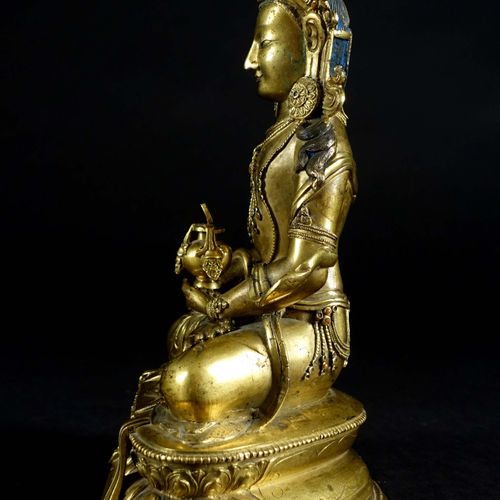 Bouddha Amitayus. La divinité est représentée assise en vajrasana, les mains joi&hellip;