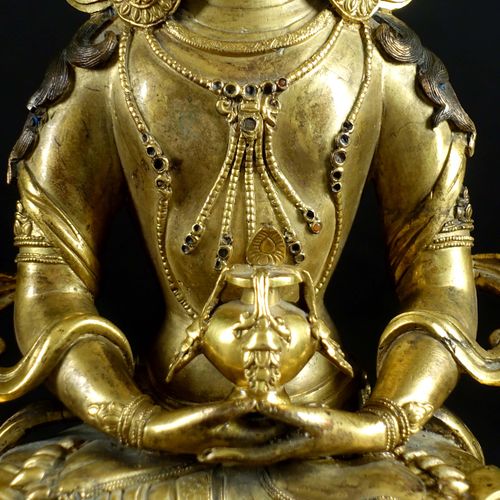 Bouddha Amitayus. The deity is represented seated in vajrasana, hands joined in &hellip;