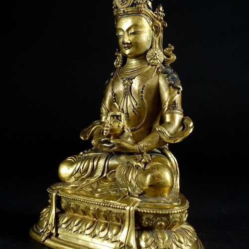 Bouddha Amitayus. La divinidad se representa sentada en vajrasana, con las manos&hellip;
