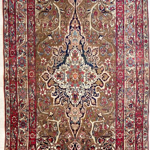 Tapis persan en laine orné d'un médaillon central à décor de fleurs et de quatre&hellip;