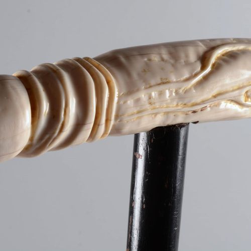 Canne érotique à pommeau en tau 带有精雕阴茎的陶钮的情色手杖；木质手杖杆。 长度：88 厘米。