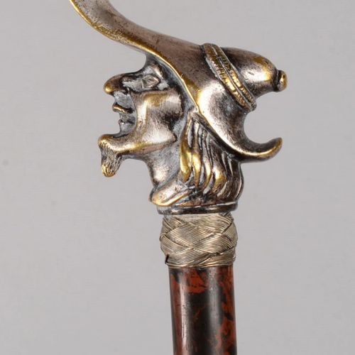 Canne-massue à pommeau « bicorne » lesté, 手杖配有配重的 "双角 "钮，火烧木手杖杆，编织金属环。长度：89 厘米。