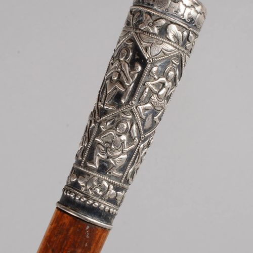 Canne à long pommeau milord en métal argenté 镀银金属手杖，带长柄钮，饰有东方图案，金色牛角套和手杖杆。长度：92 &hellip;
