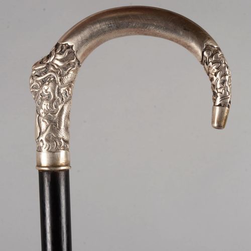 Canne Art nouveau à pommeau en bec de corbin d’argent 新艺术手杖，带银（830）犀鸟钮，杖尖有中国龙浮雕和&hellip;