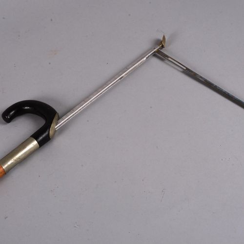 Canne à système dite « de maquignon » 带有 "maquignon "系统的手杖；用于测量动物腰围的铜杆和方形块（水平缺失）&hellip;