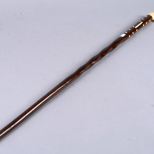 Canne à pommeau équerre 手杖带方形鞍座，花梨木杖身镶嵌有圆点和线条，中间扭曲。骨质套环。长度：90 厘米。