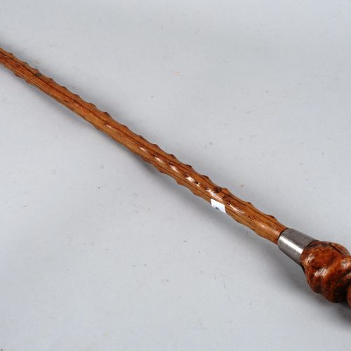 Belle canne à pommeau taillé 精美的手杖，杖钮用枫香木雕刻成怪诞的人物形象，金属环和套圈，杖杆经过规则的疤痕处理并上了清漆。长度：8&hellip;