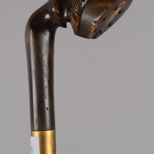 Canne en bambou à pommeau crochet 竹手杖，带雕刻的牛角钮和钩子；黄铜环。长度：95 厘米
