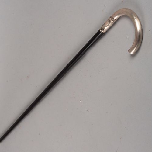 Fine canne à poignée crosse d’argent (800 精致的银质弯柄手杖（800），带古典装饰；发黑的木质手杖杆；约 1900 年&hellip;