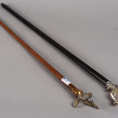 Paire de cannes à pommeau métallique 一对手杖，带金属鸽子形把手。长度：91 厘米和 94 厘米