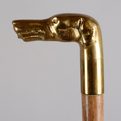 Canne à poignée équerre de cuivre 手杖，木柄上有狗头形状的方形铜柄。长度：85 厘米。