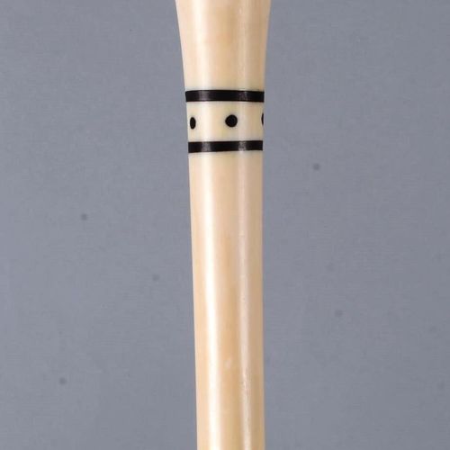 Canne à pommeau piriforme incrusté de deux anneaux 手杖，梨形杖钮，镶嵌两个圆环和五个角尖，清漆木柄。 长度：&hellip;