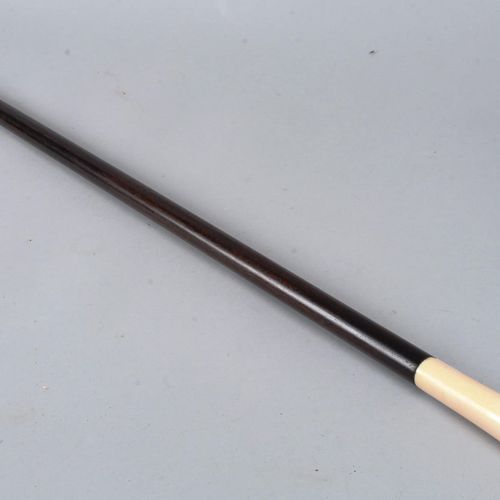 Canne à pommeau cylindrique arrondi 手杖，深色木柄上有圆形圆柱钮，骨质套环。
长度：92 厘米