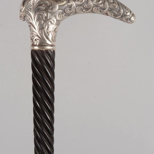 Belle canne à pommeau d’argent ciselé 精美的手杖，饰有叶片的银质杖钮，仿鹿角造型，刻有 M.T. 首字母缩写；扭曲的木质杖&hellip;