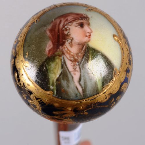 Fine canne à pommeau sphérique 精致的手杖，带有镀金金属球形把手，瓷质顶端绘有吉普赛人像，月桂轴。长度：83.5 厘米。