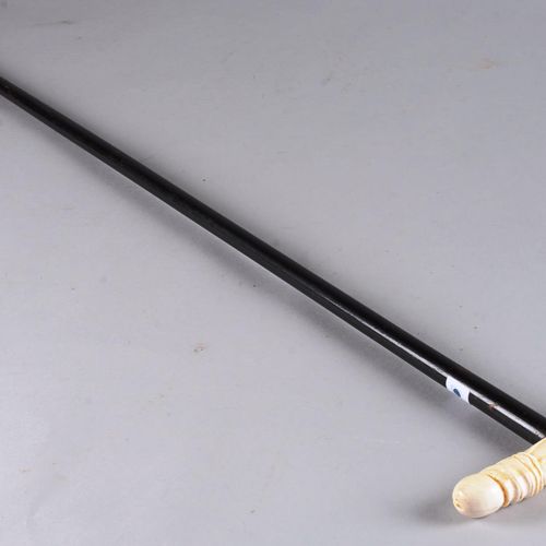 Canne érotique à pommeau en tau 带有精雕阴茎的陶钮的情色手杖；木质手杖杆。 长度：88 厘米。