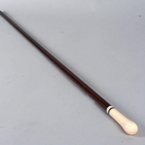 Canne à petit pommeau piriforme 手杖，带有标有棕色角环的梨形小节，木质清漆杖杆和金属杖套。 长度：89 厘米。
