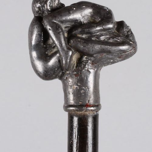 Canne Art nouveau à pommeau érotique 新艺术手杖，黑檀木杆上带有色情（舔阴）金属钮。长度：91.5 厘米。