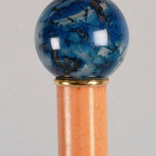 Canne à pommeau sphérique de jaspe bleu, 手杖，带球形蓝碧玉钮（小的缺失）、镀金金属环和透明蔺木杆。长度：90.5 厘米&hellip;