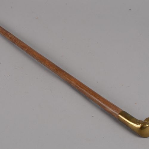 Canne à poignée équerre de cuivre 手杖，木柄上有狗头形状的方形铜柄。长度：85 厘米。