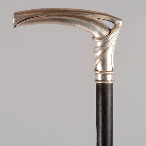 Canne à poignée équerre Art nouveau 新艺术银质（？）斜柄手杖，戒指上有 "V.Rensonnet"，熏黑木柄。长度：92.5&hellip;