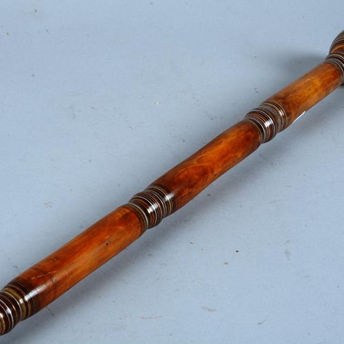 Canne à pommeau en forme d’œuf 手杖，带蛋形杖钮；杖钮和杖杆为马六甲蒹葭木，饰以木片和各种金属。 长度：88.5 厘米。