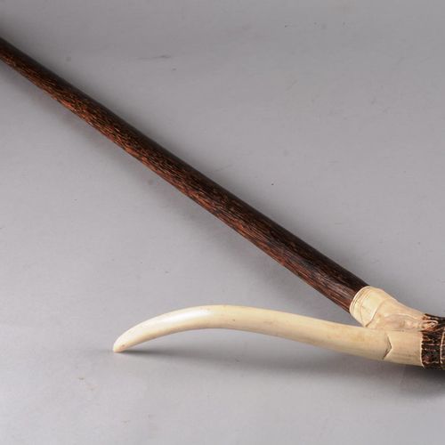 Canne à pommeau en bel andouiller de cerf 精美的鹿角手杖，带有钮，鹿角上雕刻着令人惊叹的人脸；木制凹槽轴和鹿角套。长度&hellip;