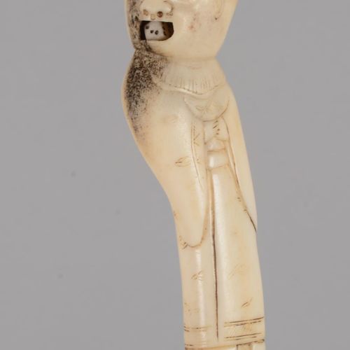 Petite canne en rotin à rare pommeau 藤制小手杖，带有罕见的钮，雕刻成亚洲小雕像的形状，口中有一个松动的模具；金属环。 长度&hellip;
