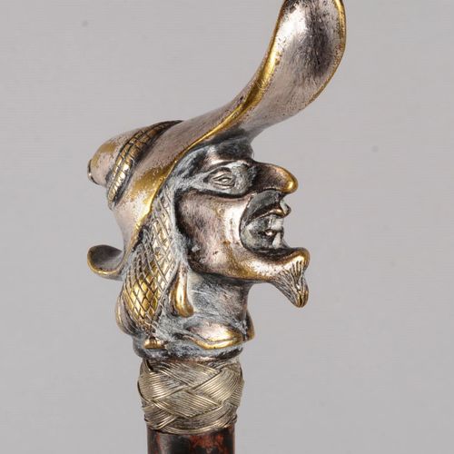Canne-massue à pommeau « bicorne » lesté, 手杖配有配重的 "双角 "钮，火烧木手杖杆，编织金属环。长度：89 厘米。