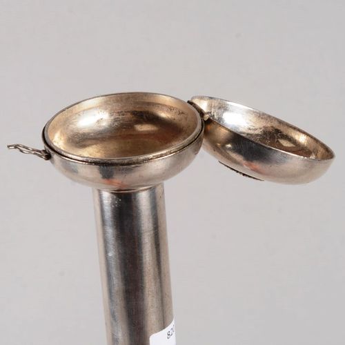 Canne à système en laurier, 带有月桂树系统的手杖，镀银金属手柄，鞍座上有盒子，顶部有共济会的眼睛。 长度：91 厘米。