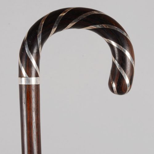 Canne à poignée crosse avec spirales 手杖配有镀银螺旋形手柄和手环，深色木质杖杆。长度：90.5 厘米。