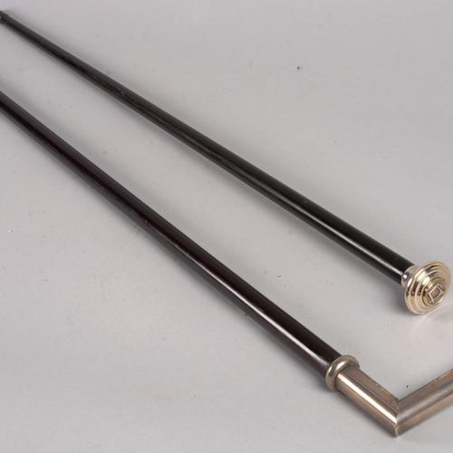 Paire de cannes maçonniques 一对共济会手杖，黑檀木杖杆、方形和扁圆形杖钮。长度分别为 92 厘米、5 厘米和 86 厘米。