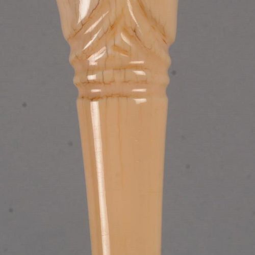 Canne érotique 手杖，带有直立阴茎形状的杖钮，装饰有黄铜环和涂漆糙木杖杆。 长度：86.5 厘米。