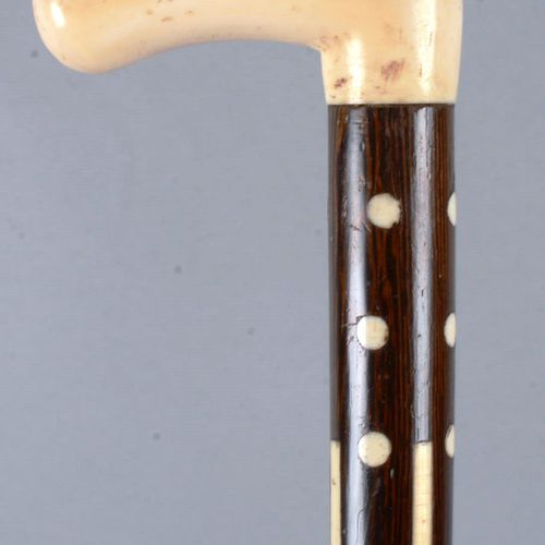 Canne à pommeau équerre 手杖带方形鞍座，花梨木杖身镶嵌有圆点和线条，中间扭曲。骨质套环。长度：90 厘米。
