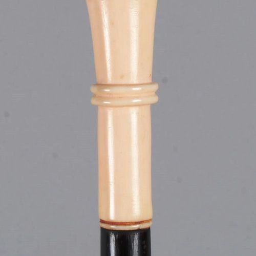 Canne à pommeau en pomme aplatie 手杖带有扁平的苹果形把手和光滑的下垂部分，木质杖杆经过熏黑处理，杖套镀银。长度：90 厘米。