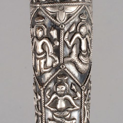 Canne à long pommeau milord en métal argenté 镀银金属手杖，带长柄钮，饰有东方图案，金色牛角套和手杖杆。长度：92 &hellip;