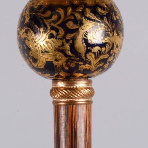 Fine canne à pommeau sphérique 精致的手杖，带有镀金金属球形把手，瓷质顶端绘有吉普赛人像，月桂轴。长度：83.5 厘米。