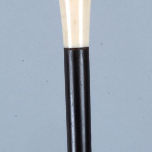Canne à pommeau milord 手杖，黑檀木杆上有米洛德钮，牛角套管。长度：86.5 厘米。