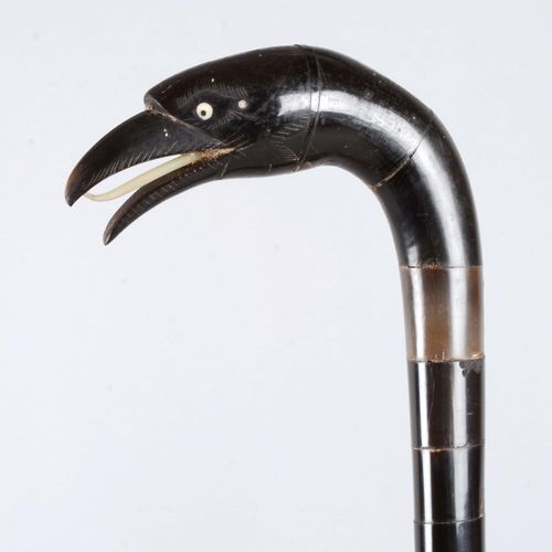Canne à pommeau en crosse de tête d’oiseau, 手杖上有鸟头钮，全部覆盖着黑色的角片。 长度：86 厘米。