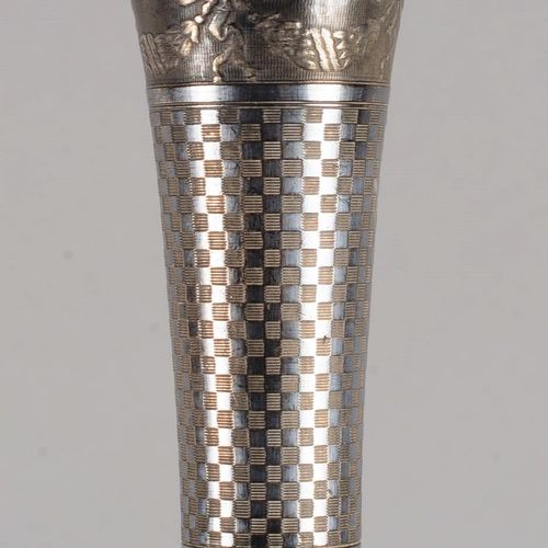 Canne de dandy à pommeau milord 花花公子手杖，带镀银金属钮，饰有花环和棋盘格图案，杖杆为黑漆木质。 长度：93.5 厘米。
