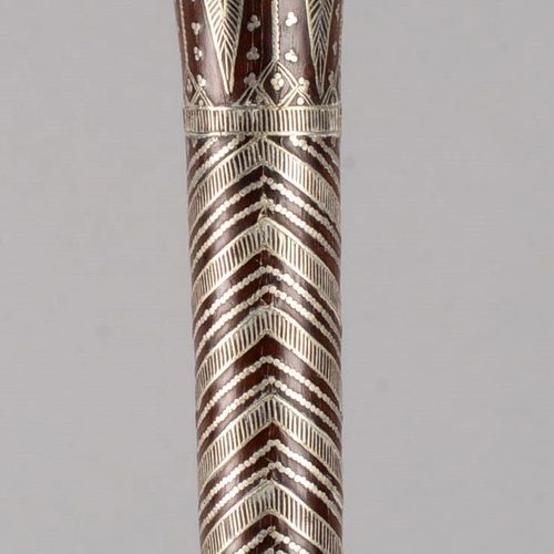 Belle canne à pommeau piriforme en bois foncé, 漂亮的手杖，带有深色木质海盗形把手，镶嵌有镀银金属几何图案。长度：&hellip;