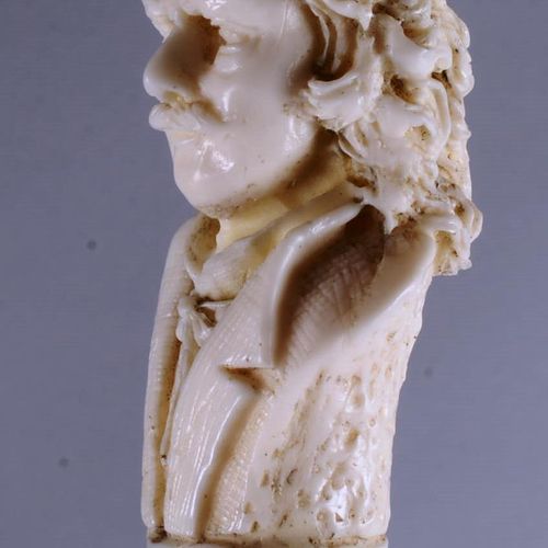 Canne exceptionnelle à pommeau finement sculpté 非同寻常的手杖，精雕的杖钮上有一个穿着连衣裙的英国花花公子的半身&hellip;