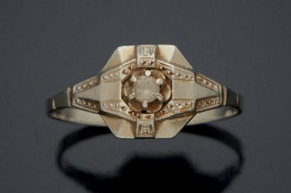 TDD: 55 毛重: 1.07克 白金戒指，750毫米，镶嵌白色宝石。