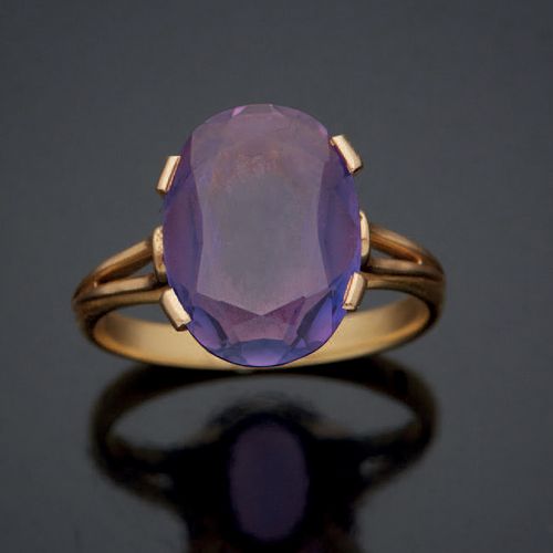 750毫米黃金戒指，鑲嵌紫羅蘭仿製石，總重量：4.7克。 TDD: 58,5.