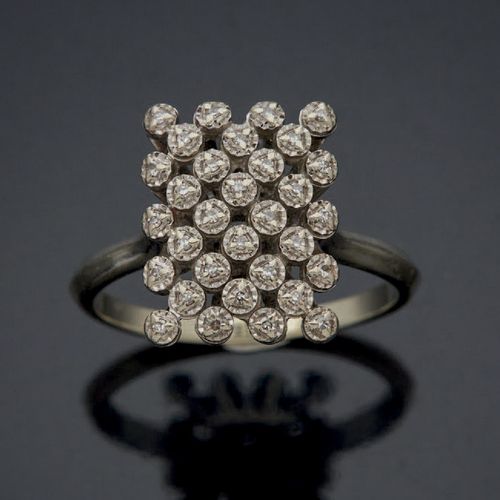 毛重：3.9克，750毫米白金戒指，幻彩镶嵌小八角形钻石的矩形格子。 TDD: 55.