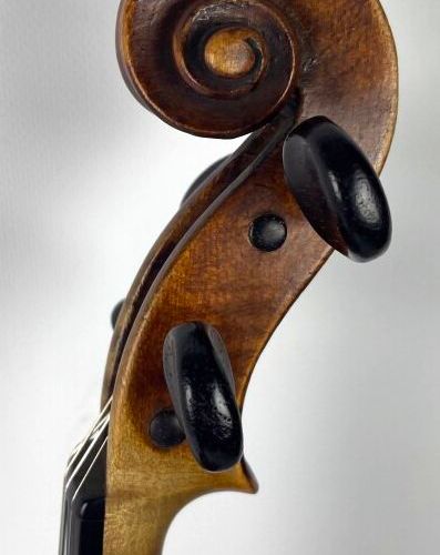Violon allemand du XVIIIème siècle, attribué à George Kloz. 
Il porte une étique&hellip;