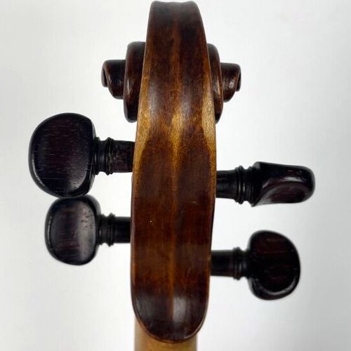 Violon allemand du XVIIIème siècle, attribué à George Kloz. 
Il porte une étique&hellip;